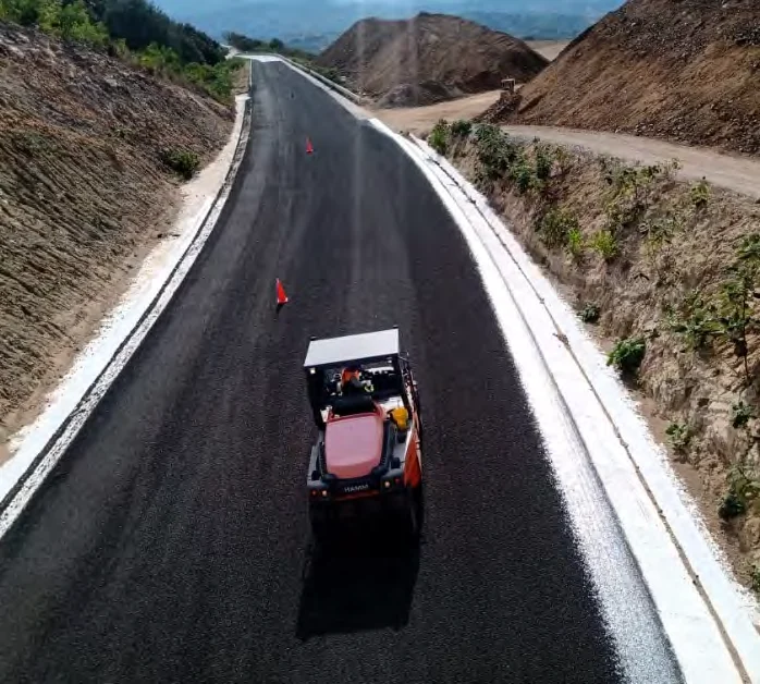 Trabajos de pavimentación en una carretera entre montañas, imagen del portafolio de CALUL